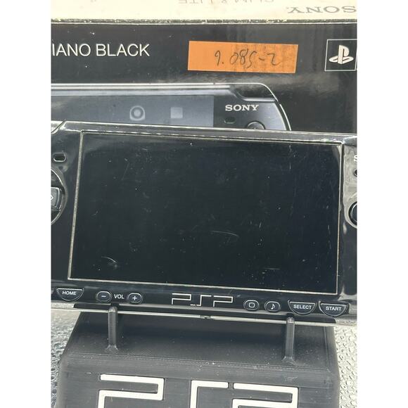 Black psp 2000 w/charger & box - Picture 2 of 8
